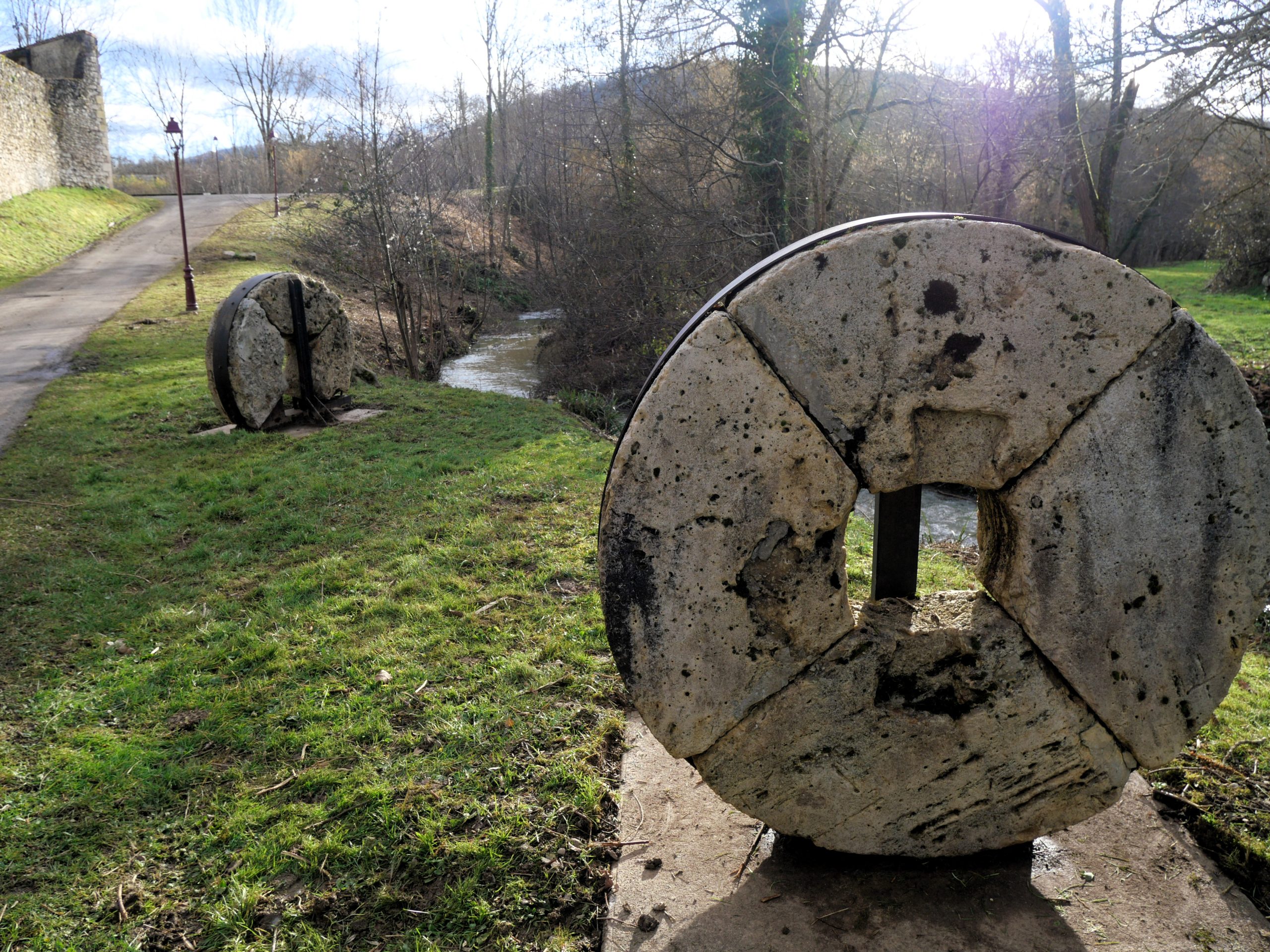 Grâce au chantier, la vue est désormais dégagée sur le rempart et la rivière.